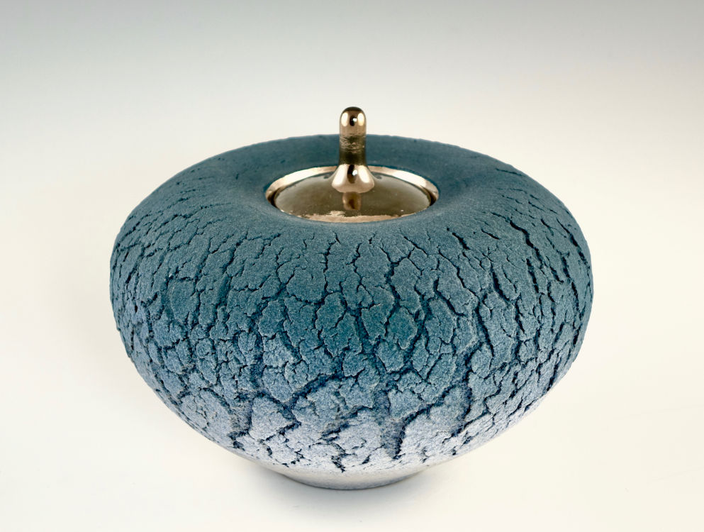 Blauwe bolvaas met platina deksel - Jolanda Verdegaal